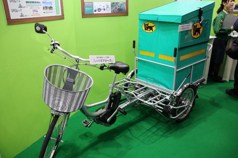 電動アシスト自転車と組み合わせた配達用の自転車