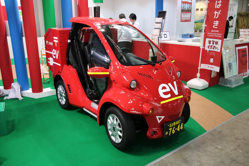 日本郵便は小型のEV配達車を展示。ベースとなっているのはトヨタ車体の「コムス」で、名古屋市内で集荷・配達の実証実験中。日本郵便ではこのほかにもEVを利用している