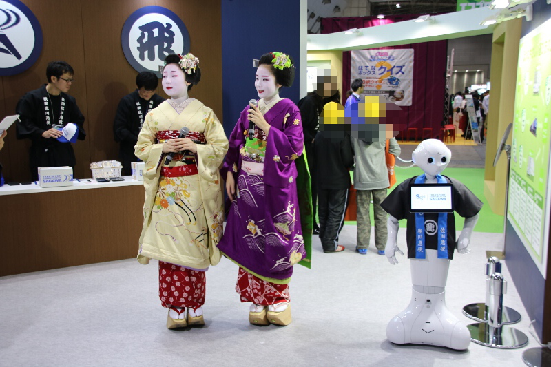 SGホールディングスグループ（佐川急便）のブースでは、特別ゲストとして舞妓さんが登場。Pepperも飛脚のハッピ姿となっている