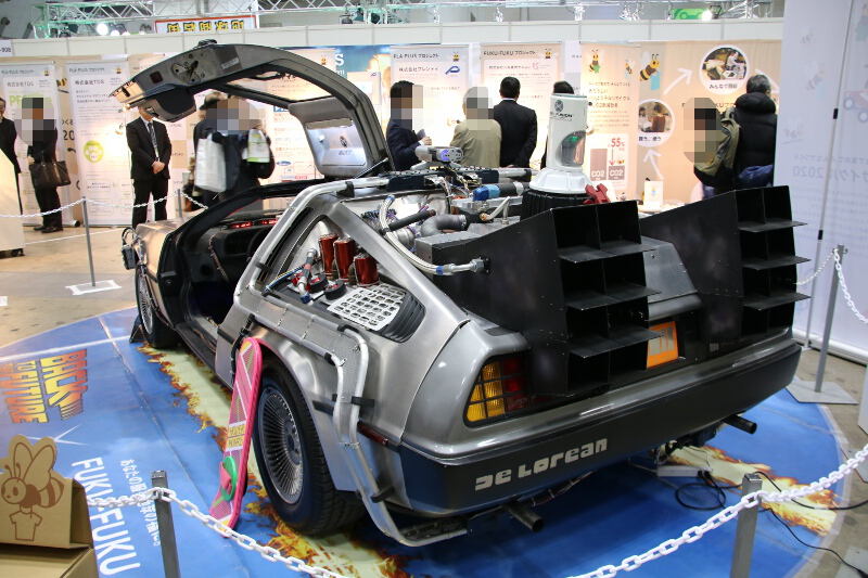映画「バック・トゥ・ザ・フューチャー（Part2）」仕様の「デロリアン DMC-12」