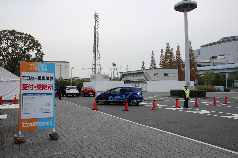 東1ホールの外にあるクルマ寄せに受け付けがあり、ここから乗車する