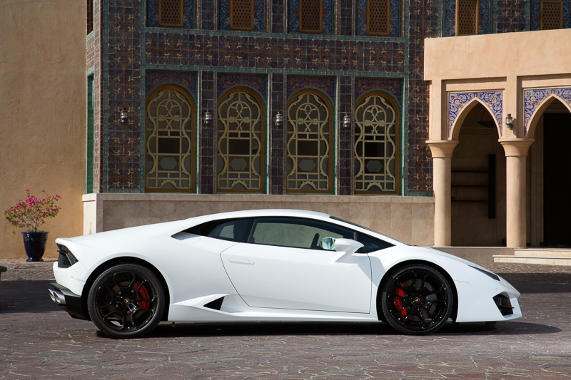 拡大したフロントバンパー開口部から4WDモデルより多くの走行風を取り入れ、空気の力でフロントアクスルを押さえつける