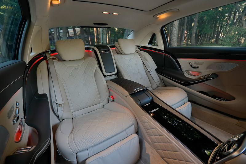 まさにショーファーカーと呼ぶに相応しいインテリア。後席では座面下からせり上がるレッグレストや、バックレストが43.5度までリクライニングする「エグゼクティブシート」を採用。左右のフロントシート背面には10インチ大画面モニターが備わり、ワイヤレスヘッドホンを使ってテレビや映像を楽しめる「リアエンターテインメントシステム」、ホットストーン式マッサージ機能を含む6種類のマッサージプログラムなどを標準装備する。シャンパングラスはドイツの高級銀食器メーカー「ROBBE & BERKING(ロベ アンド バーキング)」が専用に製作したもの(オプション)。そのほかシートベルト幅を約3倍に膨張させる「SRSベルトバッグ」を装着するなど、安全装備にも抜かりはない
