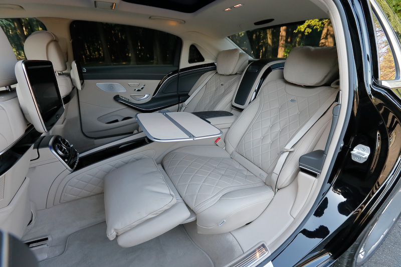 まさにショーファーカーと呼ぶに相応しいインテリア。後席では座面下からせり上がるレッグレストや、バックレストが43.5度までリクライニングする「エグゼクティブシート」を採用。左右のフロントシート背面には10インチ大画面モニターが備わり、ワイヤレスヘッドホンを使ってテレビや映像を楽しめる「リアエンターテインメントシステム」、ホットストーン式マッサージ機能を含む6種類のマッサージプログラムなどを標準装備する。シャンパングラスはドイツの高級銀食器メーカー「ROBBE & BERKING(ロベ アンド バーキング)」が専用に製作したもの(オプション)。そのほかシートベルト幅を約3倍に膨張させる「SRSベルトバッグ」を装着するなど、安全装備にも抜かりはない