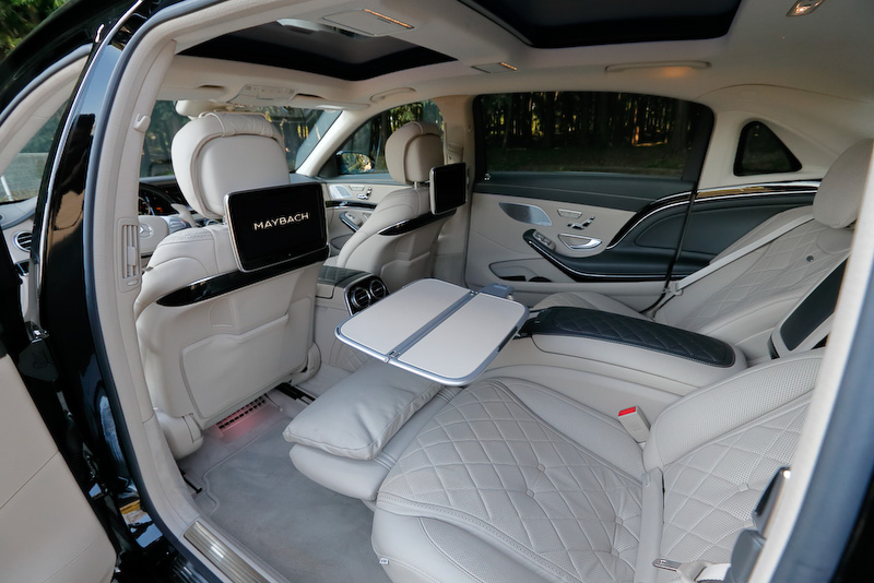 まさにショーファーカーと呼ぶに相応しいインテリア。後席では座面下からせり上がるレッグレストや、バックレストが43.5度までリクライニングする「エグゼクティブシート」を採用。左右のフロントシート背面には10インチ大画面モニターが備わり、ワイヤレスヘッドホンを使ってテレビや映像を楽しめる「リアエンターテインメントシステム」、ホットストーン式マッサージ機能を含む6種類のマッサージプログラムなどを標準装備する。シャンパングラスはドイツの高級銀食器メーカー「ROBBE & BERKING(ロベ アンド バーキング)」が専用に製作したもの(オプション)。そのほかシートベルト幅を約3倍に膨張させる「SRSベルトバッグ」を装着するなど、安全装備にも抜かりはない
