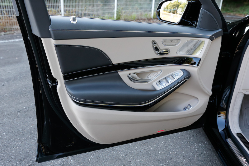 撮影車は後席左右独立シート、クーリングボックス、格納式テーブル（後席左右）、シャンパングラス（専用収納および台座付）をセットにした4名乗車仕様の「ファーストクラスパッケージ」（パッケージオプション）装着車