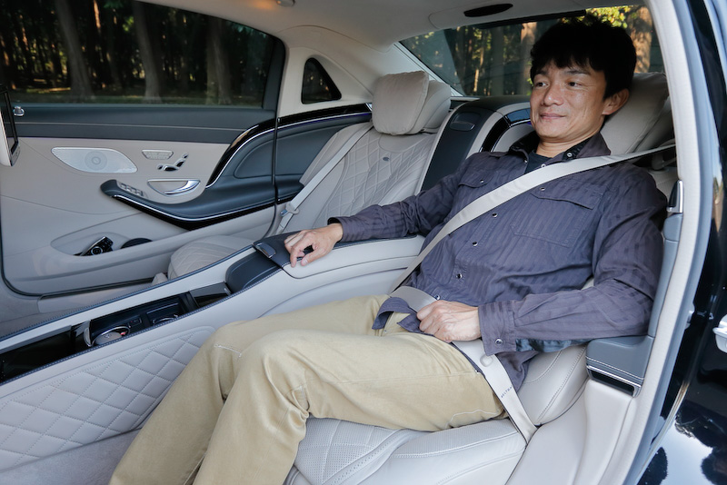 まさにショーファーカーと呼ぶに相応しいインテリア。後席では座面下からせり上がるレッグレストや、バックレストが43.5度までリクライニングする「エグゼクティブシート」を採用。左右のフロントシート背面には10インチ大画面モニターが備わり、ワイヤレスヘッドホンを使ってテレビや映像を楽しめる「リアエンターテインメントシステム」、ホットストーン式マッサージ機能を含む6種類のマッサージプログラムなどを標準装備する。シャンパングラスはドイツの高級銀食器メーカー「ROBBE & BERKING(ロベ アンド バーキング)」が専用に製作したもの(オプション)。そのほかシートベルト幅を約3倍に膨張させる「SRSベルトバッグ」を装着するなど、安全装備にも抜かりはない