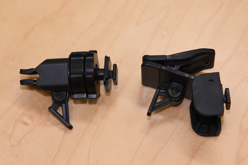 従来機種の取り付けクリップ（左）と、新機種の取り付けクリップ（右）。新機種では挟むことが可能になり、ノートパソコンなどへの取り付けも容易になった