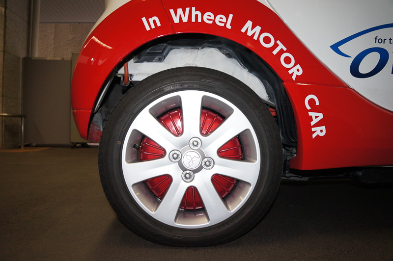 ダブルウィッシュボーンタイプのサスペンション構造が採用されている