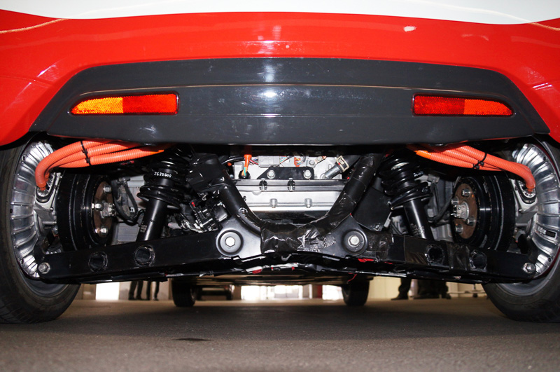 ダブルウィッシュボーンタイプのサスペンション構造が採用されている