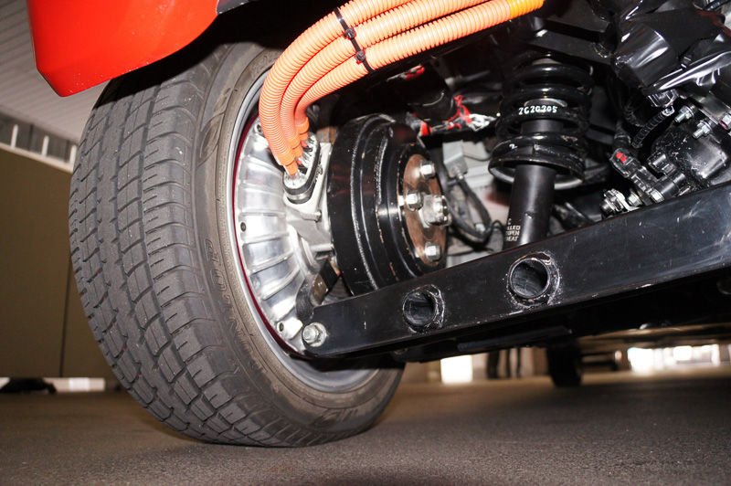 ダブルウィッシュボーンタイプのサスペンション構造が採用されている