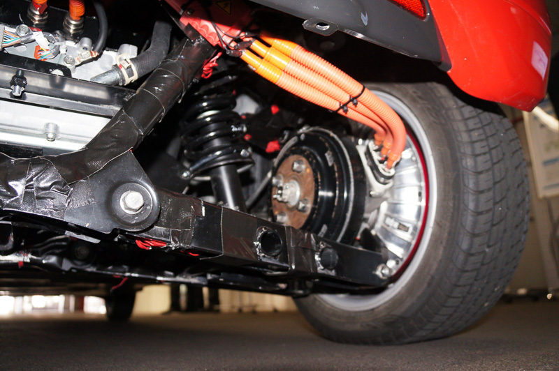 ダブルウィッシュボーンタイプのサスペンション構造が採用されている