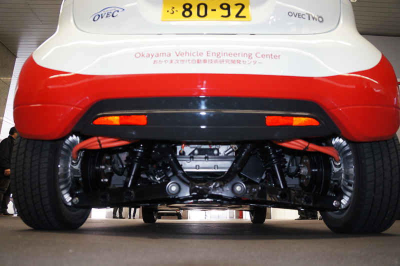 重量物であるモーターを左右のホイールに配置することで、車両の重心を低くする効果があるという