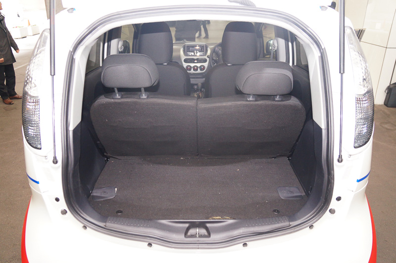 後輪に採用されたインホイールモーターやインバーター以外、バッテリーや内装部分などはほぼベース車両のi-MiEVのまま