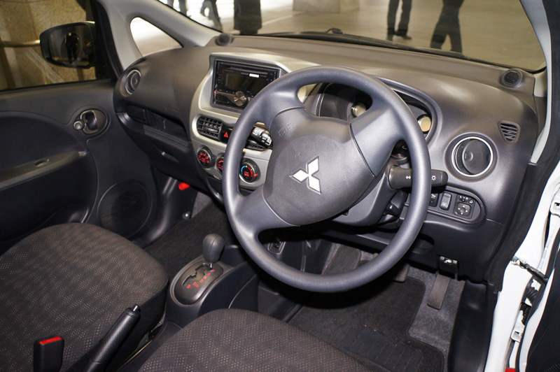 後輪に採用されたインホイールモーターやインバーター以外、バッテリーや内装部分などはほぼベース車両のi-MiEVのまま