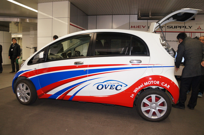 後輪に採用されたインホイールモーターやインバーター以外、バッテリーや内装部分などはほぼベース車両のi-MiEVのまま