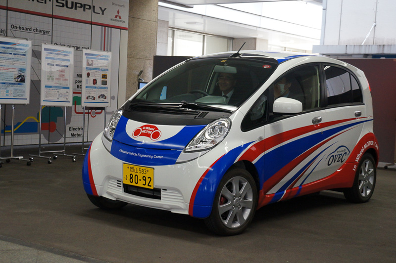 同研究に協力する三菱自動車工業の役員が実証試験車を試乗して研究の成果を確認した