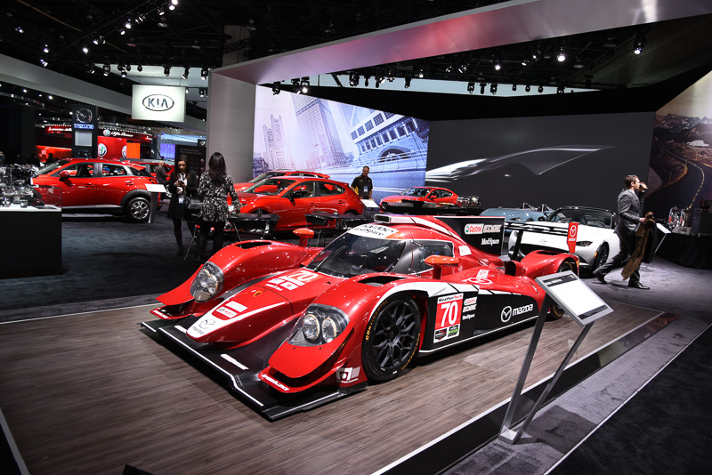 開幕直後のためベールのかかったクルマが多い。プレスカンファレンスの進行とともにアンベールされていく