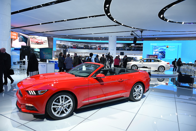 開幕直後のためベールのかかったクルマが多い。プレスカンファレンスの進行とともにアンベールされていく