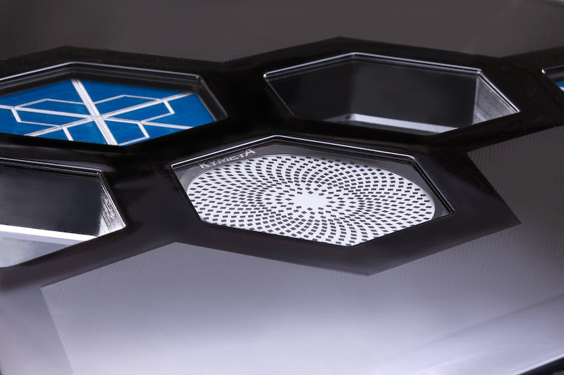 Kymetaの衛星通信アンテナは、液晶技術とソフトウェアを用いた独自技術を採用する