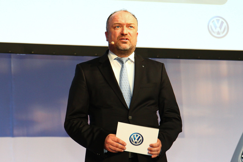 新型ゴルフ トゥーラン発表会で、2015年のディーゼル問題や世界販売台数、2016年の活動計画などについて語ったフォルクスワーゲン グループ ジャパン株式会社 代表取締役 スヴェン・シュタイン氏