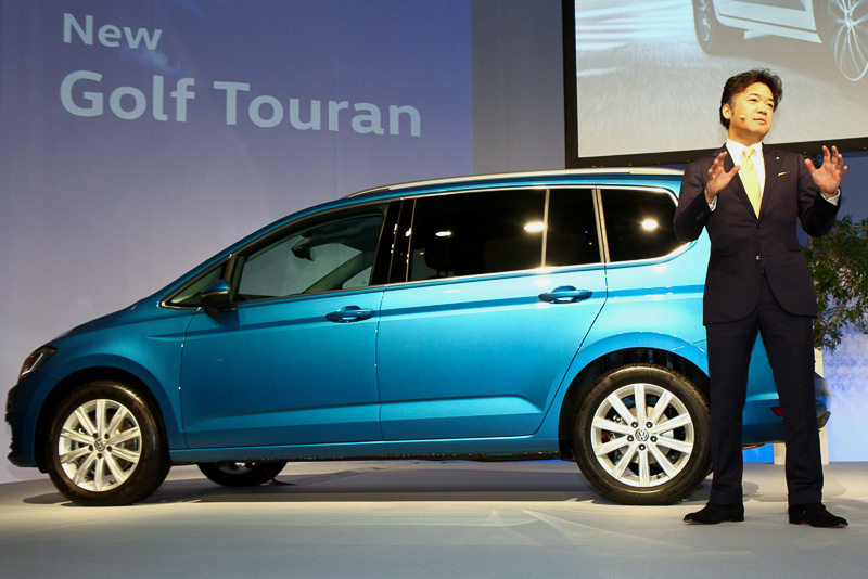 ゴルフ トゥーランの詳細を解説したフォルクスワーゲン グループ ジャパン株式会社の正本嘉宏マーケティング本部長