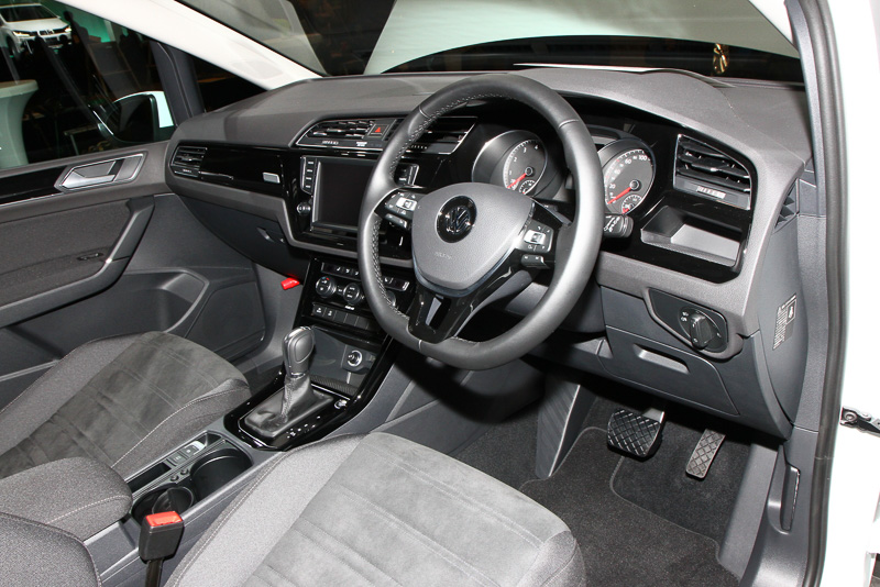 ハイライン（写真）とコンフォートラインではレザー3本スポークステアリングを標準装備