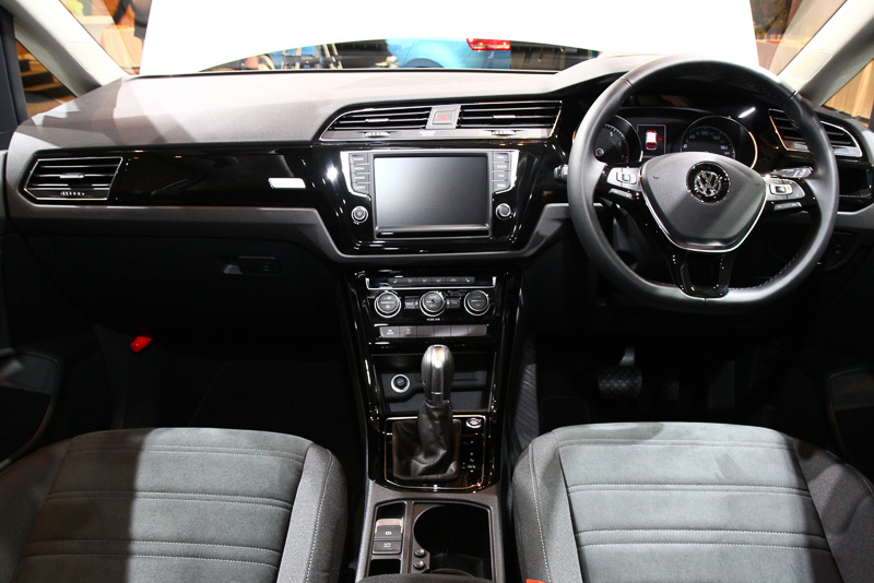 ハイライン（写真）とコンフォートラインではレザー3本スポークステアリングを標準装備