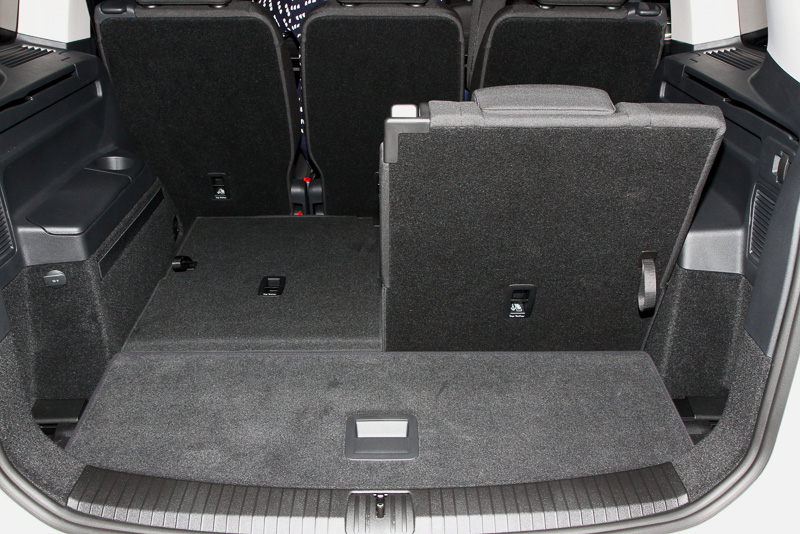 3列目をたたんだ状態での積載量は917L。2列目まで倒せば1857Lのスペースが生まれる