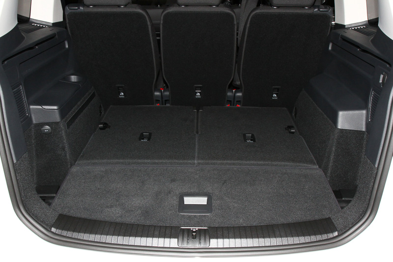 3列目をたたんだ状態での積載量は917L。2列目まで倒せば1857Lのスペースが生まれる