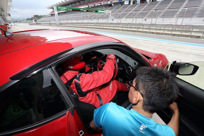 ハッシーの指導の下、出撃準備に入る赤いおっさん