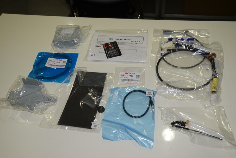 スポーツドライブロガー一式。対応するサーキットを走行する際、その走行データを位置やスピードなどと共に記録できる