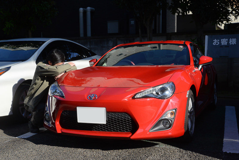 2015年の年末、ハチロクに最後のお別れをするおっさんの図。相当にわざとらしい（撮影はおなじみ東京トヨタの太田さん）