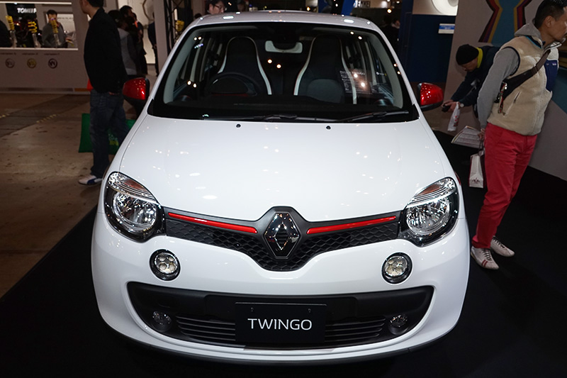 RRレイアウトを採用する新型トゥインゴ。欧州仕様ではエンジンに999cc直列3気筒で70PS/91Nmを発生する新開発の「SCe 70」と、898cc直列3気筒ターボで90PS/135Nmを発生する「Energy TCe 90」が用意されている