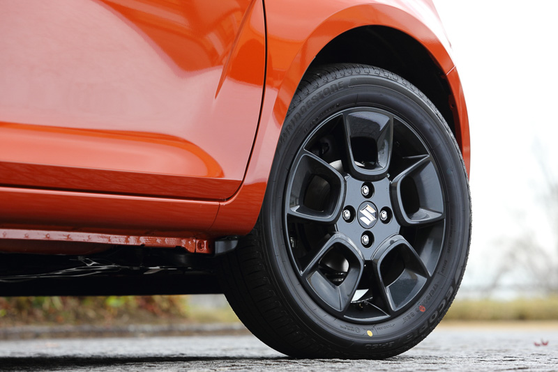 HYBRID MZとHYBRID MXは、ブラック塗装のアルミホイールと175/60 R16サイズのタイヤを組み合わせて採用