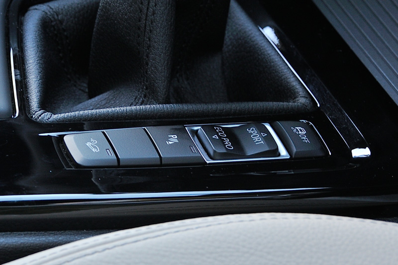 2.0リッターツインパワーターボエンジンはいずれも8速ATとの組み合わせ。「ドライビング・パフォーマンス・コントロール」は全車標準装備