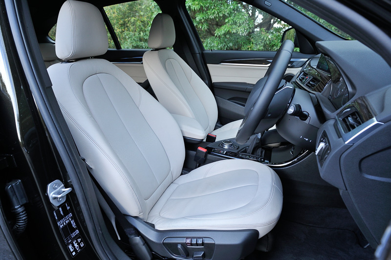 xDrive20i xLineのインテリア。シート表皮はパーフォレーテッド・ダコタレザー