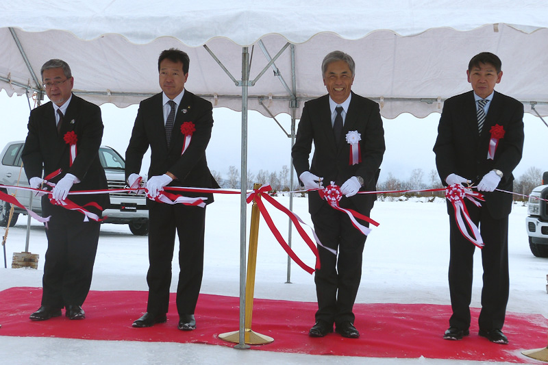 開所式に参加してテープカットする横浜ゴム社長の野地彦旬氏（右から2人目）と、旭川市長の西川将人氏（同3人目）