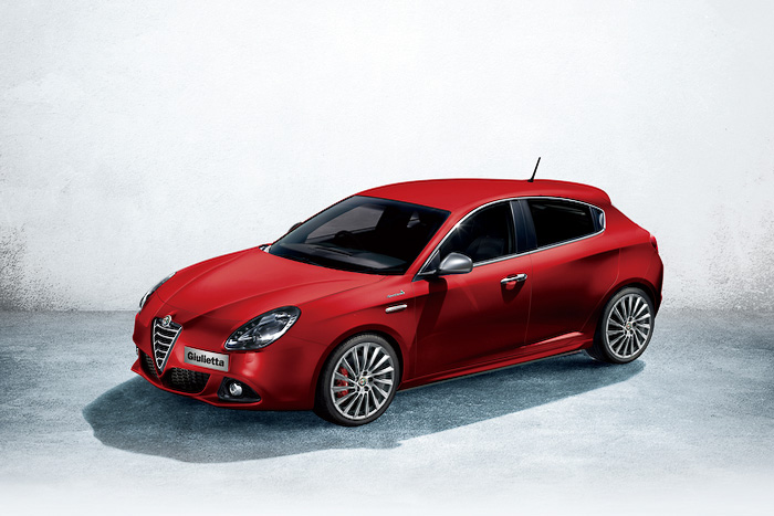 フリードライブエディションではボディカラーにアルファレッド、インテリアカラーにナチュラル（レザー）を採用。これに加え、パイオニアのメモリーナビ「AVIC-RZ99」、ナビ連動ETCユニット、専用バックアイカメラを特別装備