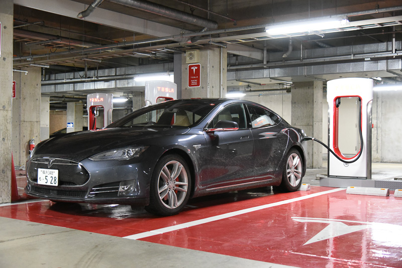 仙台ロイヤルパークホテルの地下駐車場にあるテスラ専用の超急速充電器