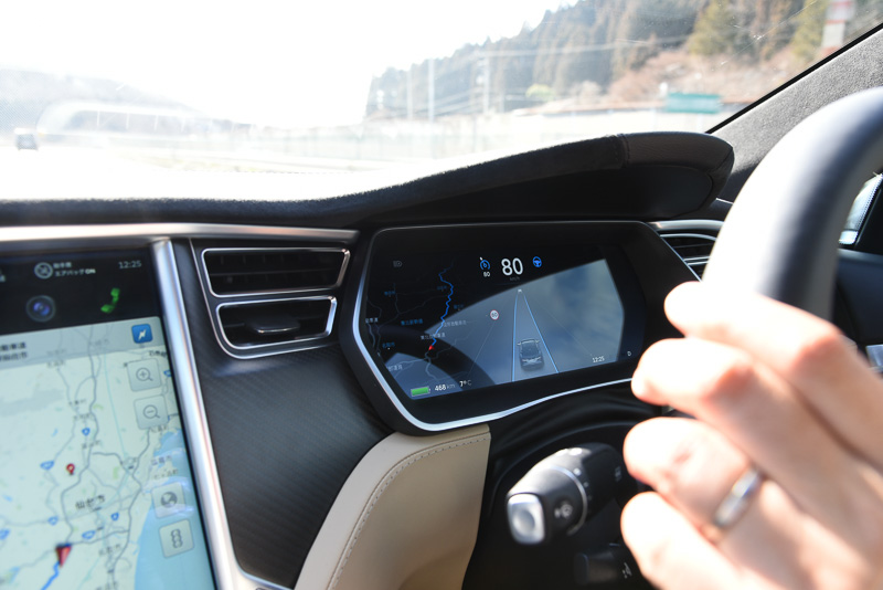 高速道路はすべてオートパイロットまかせで車速は80km/hにセット