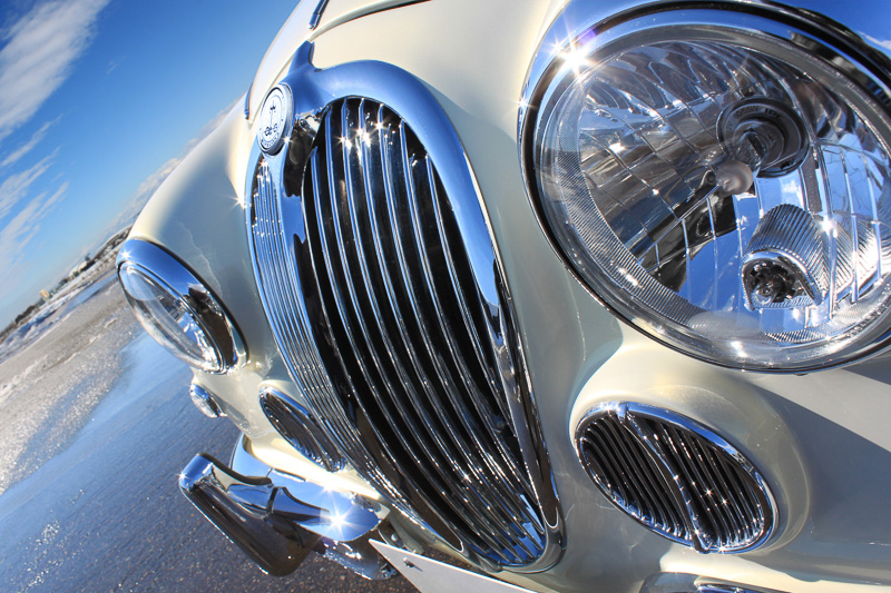 クラシカルテイストのメッキグリルの中央に設置したグリルバッヂに「金沢箔」の金箔を設定。金箔はすべて手作業で加工されるため、車両ごとに異なる模様となる