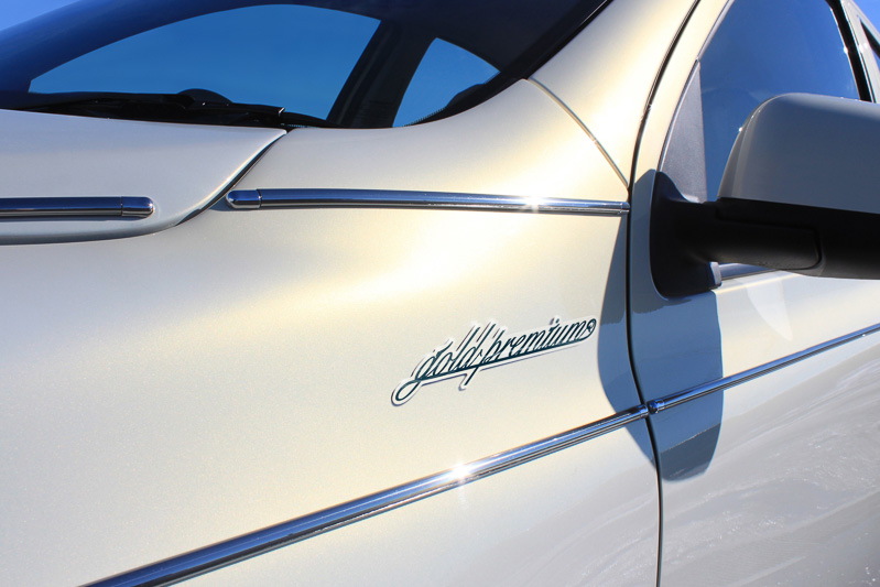 フロントフェンダーとリアウィンドウ下に専用エンブレムを装着。オプション品のリアカーテン（1万2960円高）やトランクダンパー（4万3200円高）も標準装備する