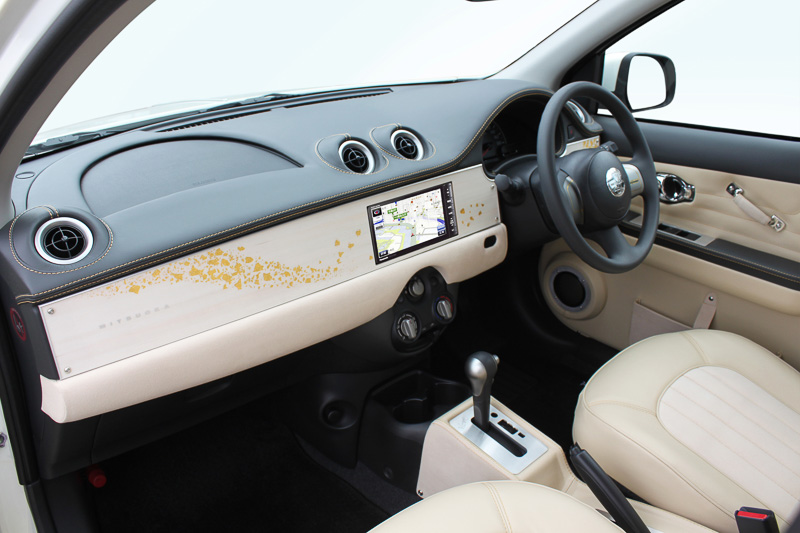 「金箔吹雪」デザインをウッドタイプインパネとリアウッドパーセルボードに採用。車内の各種ステッチやステアリングのストライプなどもゴールド色になる