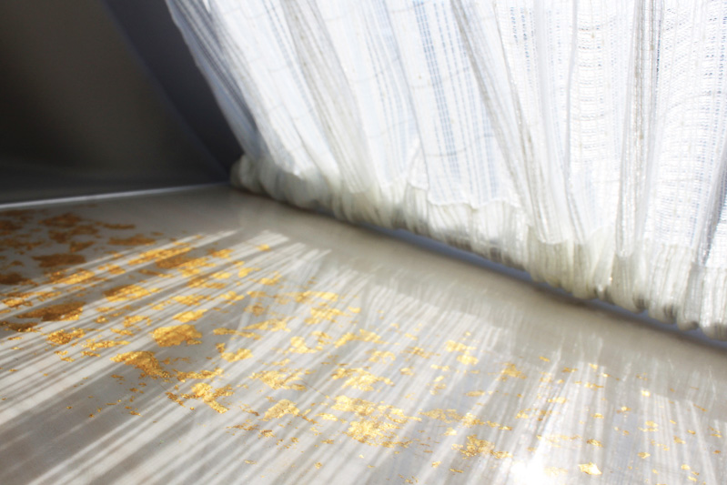 「金箔吹雪」デザインをウッドタイプインパネとリアウッドパーセルボードに採用。車内の各種ステッチやステアリングのストライプなどもゴールド色になる