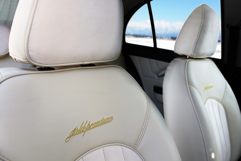 インテリアカラーはボディカラーとコーディネートしたアイボリーホワイト。合成皮革の専用レザーシートには車名が刺繍されている