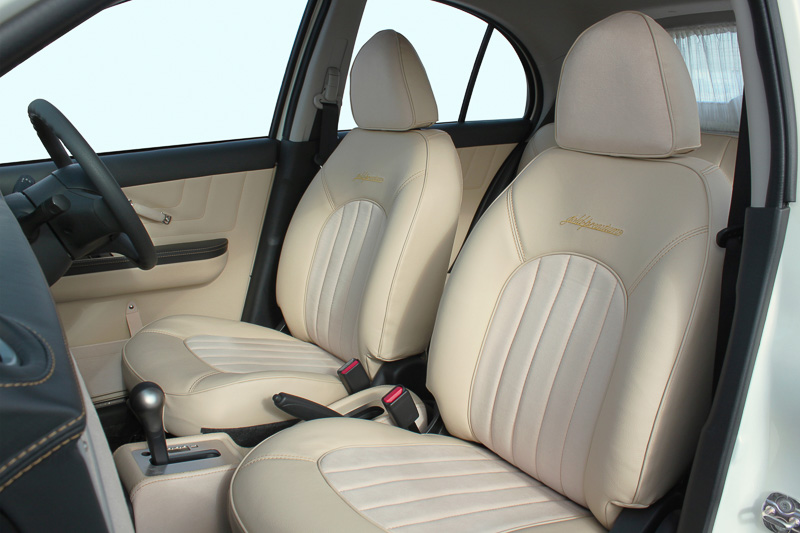 インテリアカラーはボディカラーとコーディネートしたアイボリーホワイト。合成皮革の専用レザーシートには車名が刺繍されている