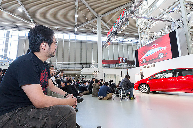 おっさん、プリウスの解説に聞き入る