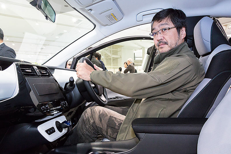 展示されていた新しいプリウスでイメージトレーニングをするおっさん