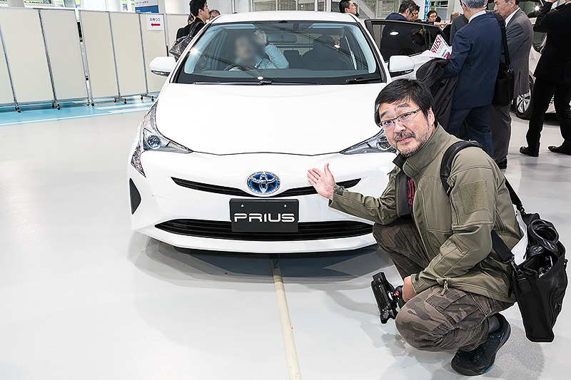 私が注文したのと同じ白いプリウス発見。グレードが異なるのはフォグランプ部分で分かる（次回詳しく）